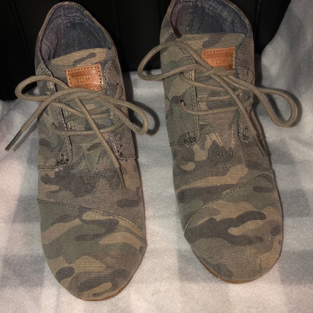 Toms camo wedges